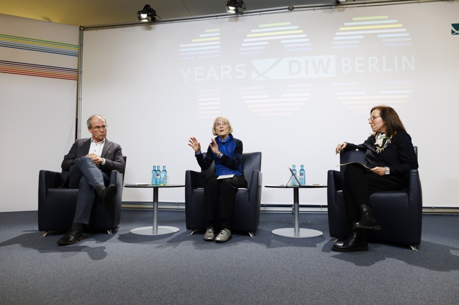 Auf dem Podium diskutierten mit Nobelpreisträgerin Claudia Goldin (Mitte): Bernd Fitzenberger, Leiter des Instituts für Arbeitsmarkt- und Berufsforschung (links) und Katharina Wrohlich, Leiterin der Forschungsgruppe Gender Studies am DIW Berlin (rechts)
