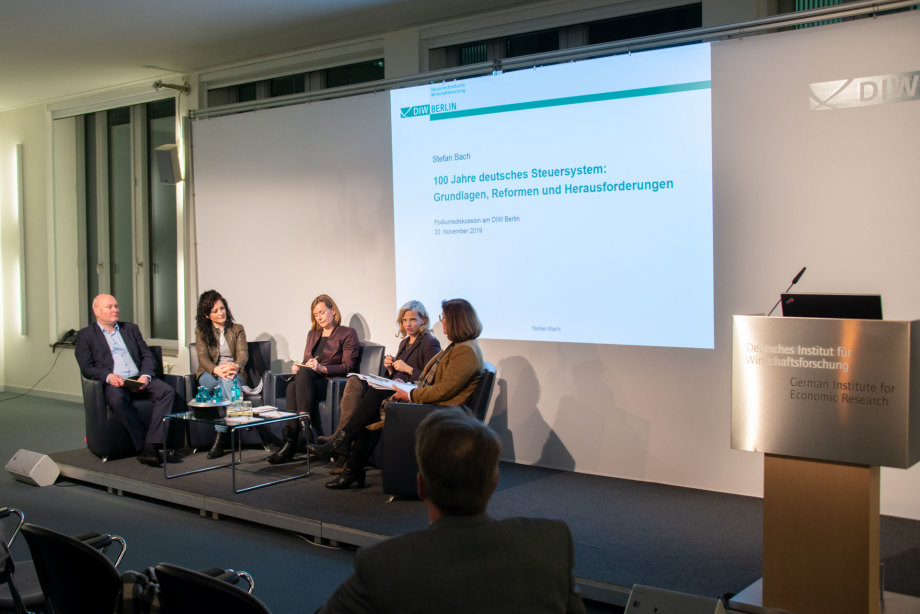 Podium von links nach rechts:
Prof. Dr. Achim Truger, Universität Duisburg-Essen und Mitglied des Sachverständigenrats zur Begutachtung der gesamtwirtschaftlichen Entwicklung
Cansel Kiziltepe, Mitglied des Finanzausschusses und stellvertretende finanzpolitische Sprecherin der SPD-Bundestagsfraktion
Moderatorin Claudia Cohnen-Beck, Pressereferentin des DIW Berlin
Prof. Dr. Johanna Hey, Institut für Steuerrecht an der Universität Köln
Antje Tillmann, Mitglied des Deutschen Bundestags und finanzpolitische Sprecherin der CDU/CSU-Bundestagsfraktion