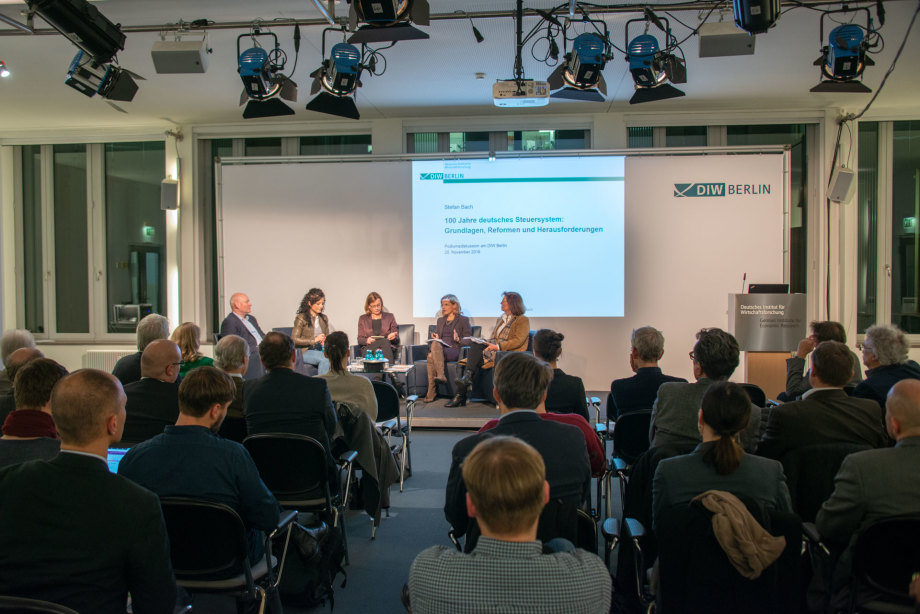 Publikum der Podiumsdiskussion zum Thema "100 Jahre Steuersystem"