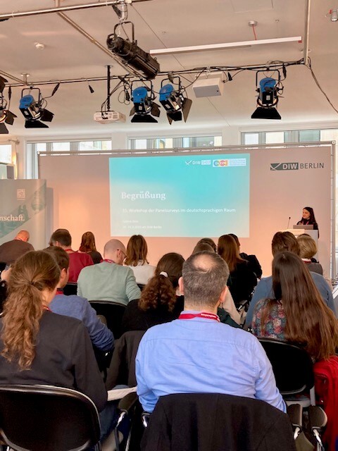 Begrüßung durch Sabine Zinn, 15. Panelworkshop der deutschsprachigen Panelsurveys im Elinor Ostrom Saal (DIW Berlin)