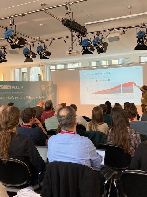 Vortrag Felix Süttmann, aus dem Publikum, 15. Panelworkshop der deutschsprachigen Panelsurveys im Elinor Ostrom Saal (DIW Berlin)