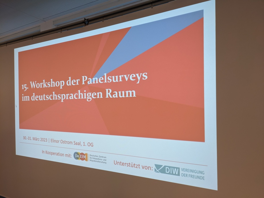 Begrüßungsbildschirm 15. Panelworkshop der deutschsprachigen Panelsurveys im Elinor Ostrom Saal (DIW Berlin)
