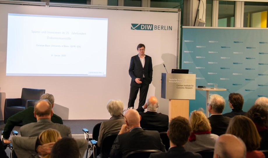 Christian Bayer, Professor für Ökonomie an der Universität Bonn, erwiderte Carl Christian von Weizsäckers Vortrag.