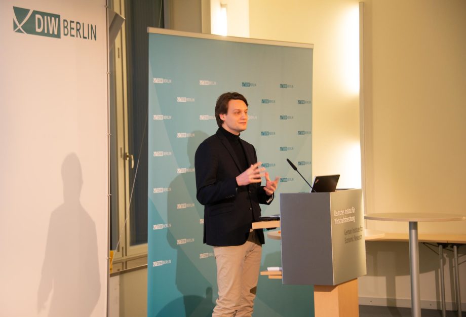 Alexander Kriwoluzky, Leiter der Abteilung Makroökonomie am DIW Berlin, begrüßte die Gäste mit einer kurzen Ansprache.