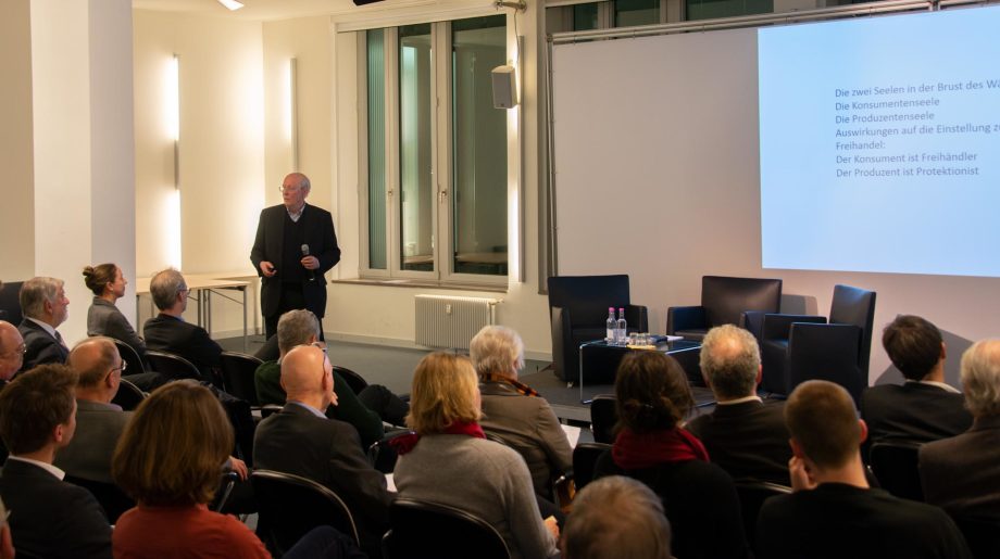 Carl Christian von Weizsäcker präsentierte sein neues Buch "Sparen und Investieren im 21. Jahrhundert - die große Divergenz". 