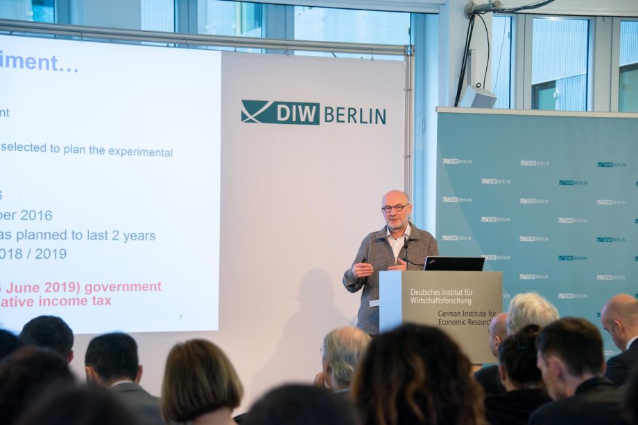 Olavi Kangas, Leiter der Forschungsgruppe zur Evaluierung des finnischen Grundeinkommensexperiments, erläuterte seine Erfahrungen.