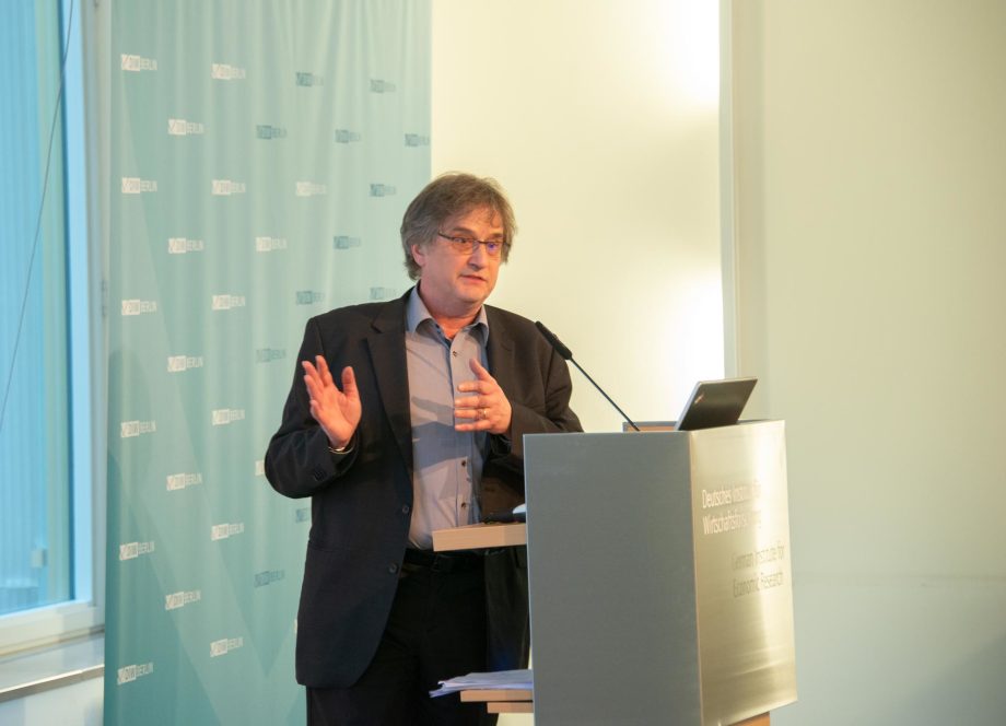 Jürgen Schupp, Direktor des Sozio-oekonomischen Panels (SOEP), vermittelte eine soziologische Perspektive auf das Thema Grundeinkommen.