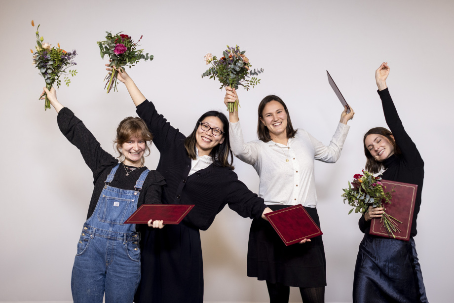 Die vier feierenden Pomovierten: Boryana Ilieva, Shan Huang, Mara Barschkett und Laura Schmitz.