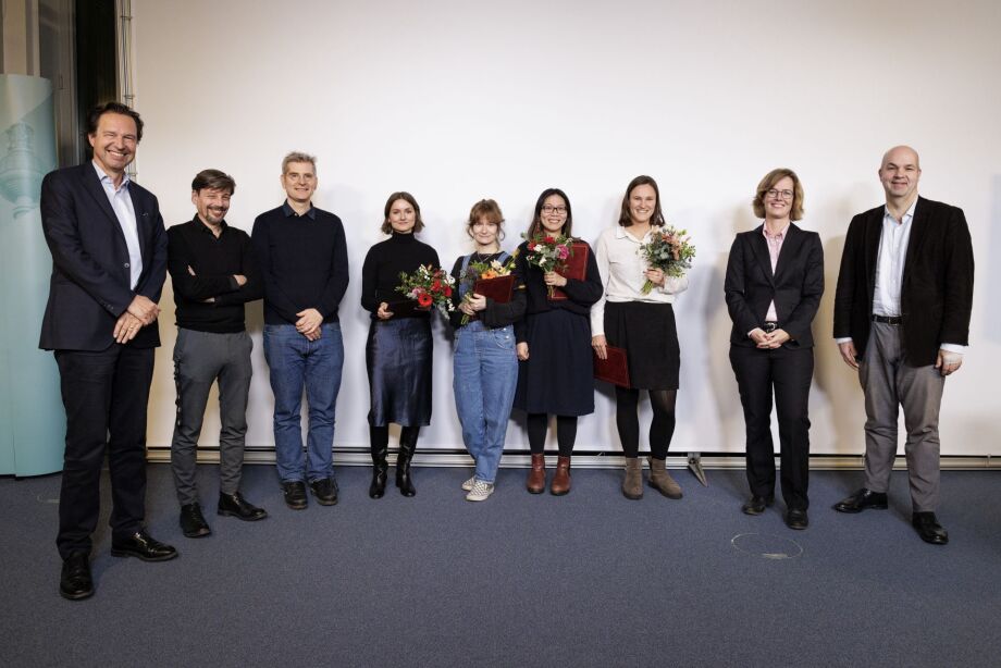 Alexander Kritikos, Tomaso Duso, Peter Haan, Laura Schmitz, Boryana Ilieva, Shan Huang, Mara Barschkett, Kerstin Bernoth, Marcel Fratzscher; Gruppenbild der Graduation Ceremony 