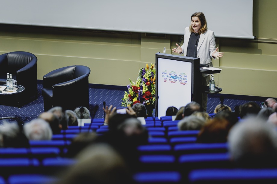 Katja Berlin mit den "Torten der Wahrheit"