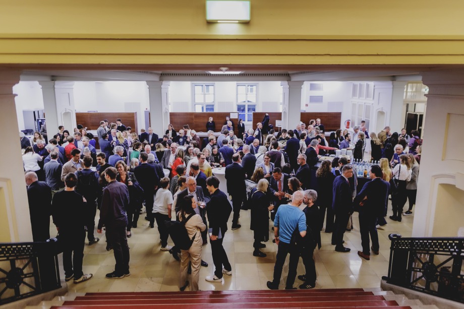 Gäste im Foyer des Langenbeck Virchow-Hauses