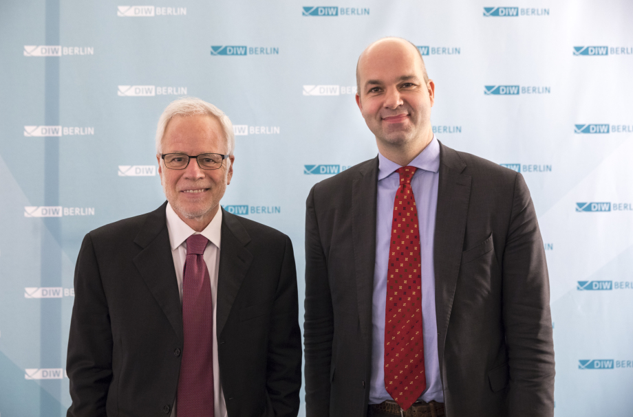 Marcel Fratzscher, President of DIW Berlin, and Berry Eichengreen discussing with the audience after the lecture.