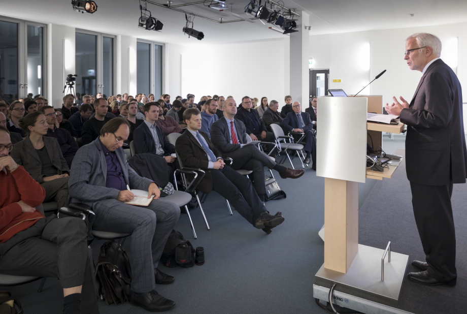 Barry Eichengreen with his lecture on “The Populist Turn in American Politics: Implications for Europe” at DIW Berlin.