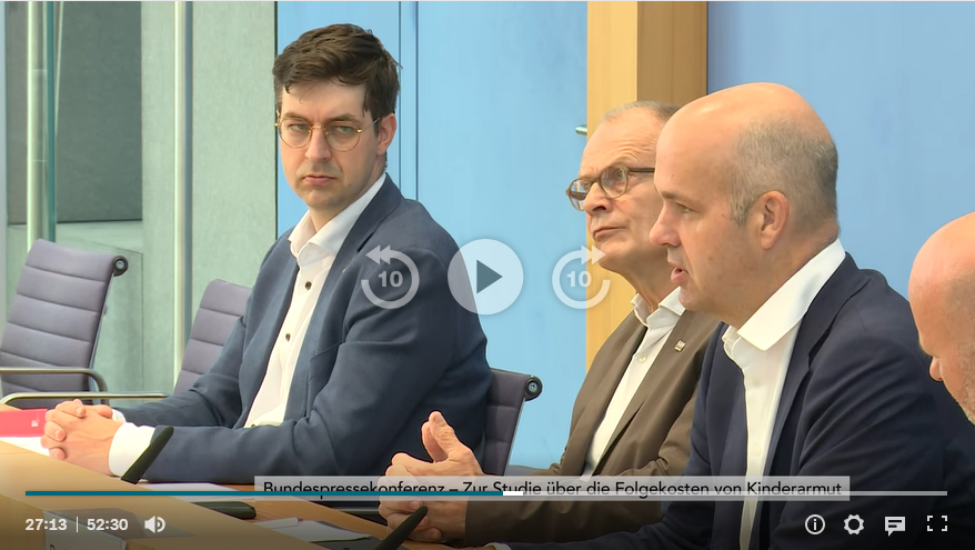 Marcel Fratzscher spricht bei der Bundespressekonferenz am 18. August 2023 zur Kurzstudie zu den volkswirtschaftlichen und gesellschaftlichen Folgekosten von Kinderarmut mit u.a. Ulrich Lilie, Präsident der Diakonie Deutschland.