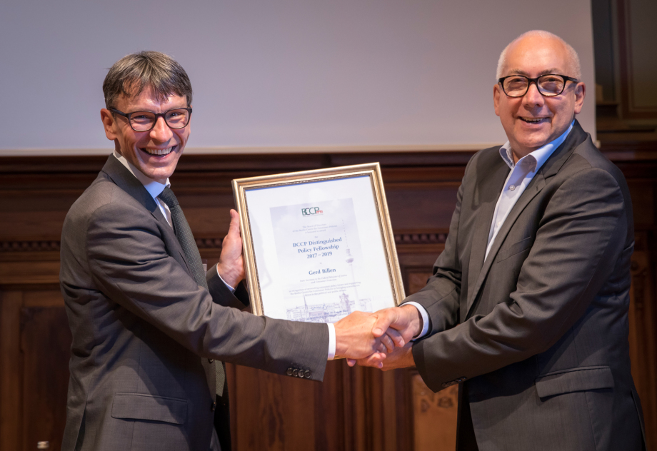 State Secretary Gerd Billen (Federal Ministry of Justice and Consumer Protection), awarded the BCCP Distinguished Policy Fellow Award by Gerhard Wagner (Humboldt University Berlin)
