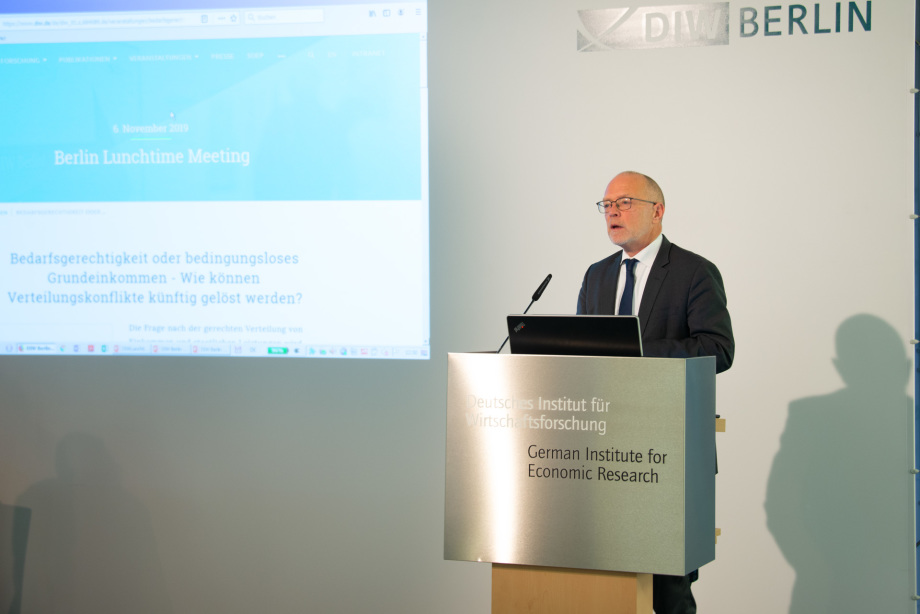 Der Direktor des SOEP Stefan Liebig begrüsst die Teilnehmenden der Veranstaltung. 