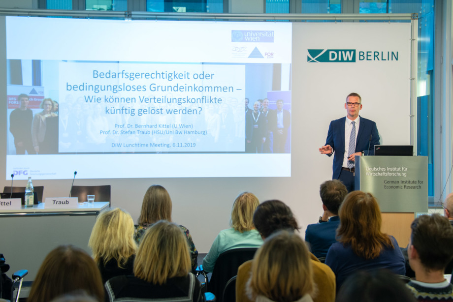 Stefan Traub von DFG-Forschungsgruppe „Bedarfsgerechtigkeit und Verteilungsprozeduren“ bei der Präsentation seiner Ergebnisse. 