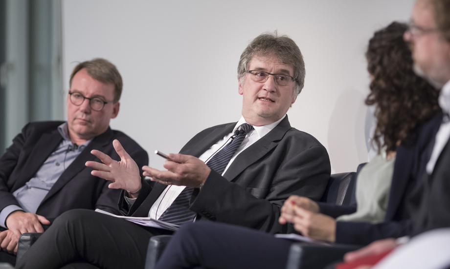 Im Panel diskutiert Jürgen Schupp, Direktor des Sozio-oekonomischen Panels (SOEP) am DIW Berlin
; Berliner Rede zur Integrationspolitik Katja Kipping