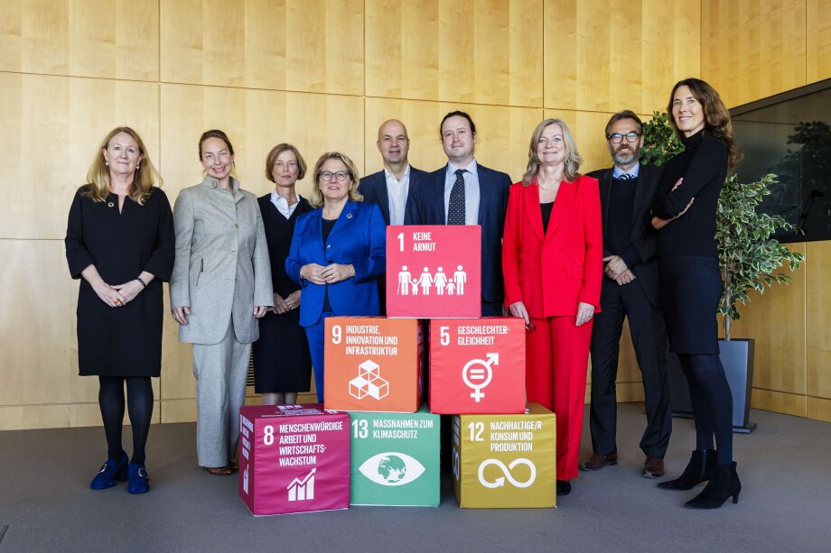 Bundesentwicklungsministerin Svenja Schulze (Mitte vorne) mit Mitgliedern des ökonomischen Beratungsnetzwerkes ; Auf dem Bild ist das Beratungsgremium des Entwicklungsministeriums (BMZ) aus zehn Ökonom*innen (u.a. DIW-Präsident Marcel Fratzscher und Bundesministerin Svenja Schulze) zu sehen.