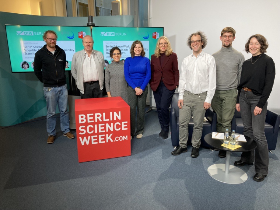 Auf den Bild sind die Teilnehmer*innen des Podiums zu sehen: Henning Krause (Helmholtz-Gemeinschaft), Alex Demirović (Rosa-Luxemburg-Stiftung), Maria Cecilia Oliveira und Alexandra Tost (Forschungsinstitut für Nachhaltigkeit (RIFS), Claudia Kemfert, Wolf-Peter Schill, Alexander Roth (DIW Berlin) und  Victoria Luh (Forschungsinstitut für Nachhaltigkeit (RIFS) v.l.n.r.; 