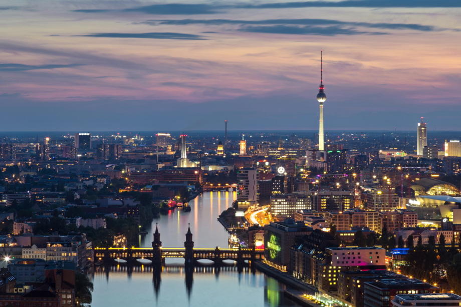 Abendliche Skyline von Berlin mit Blick auf die Spree, die Oberbaumbrücke und den Fernsehturm; 