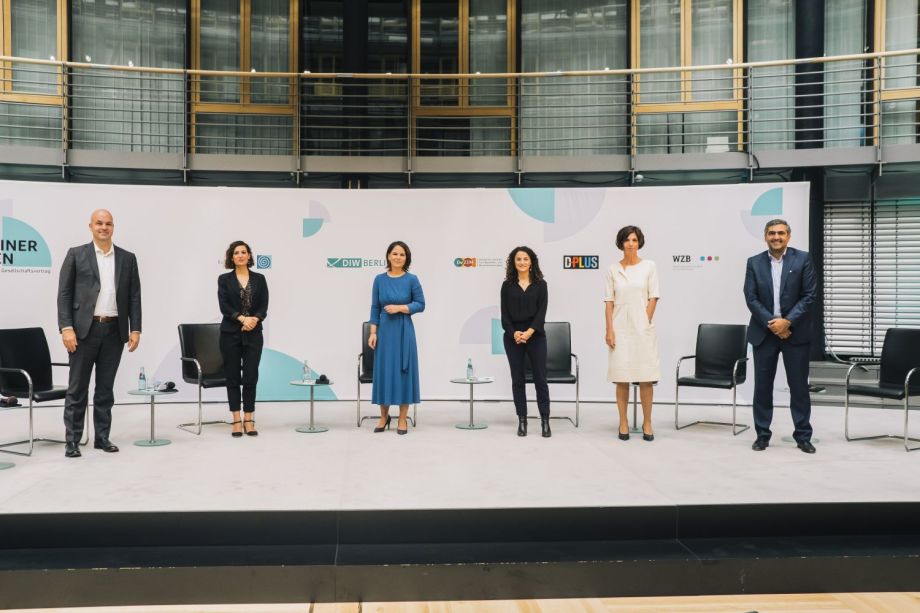 Die PodiumsteilnehmerInnen der Berliner Rede Teil 2 mit Marcel Fratzscher, Naika Foroutan, Annalena Baerbock, Esra Küçük, Jutta Allmendinger und Farhad Dilmaghani v.l.n.r.; 
