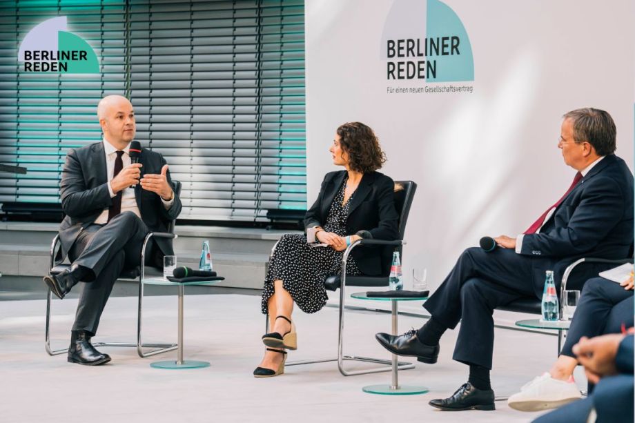 Marcel Fratzscher (links), Präsident des DIW Berlin diskutiert mit Armin Laschet (rechts) im Rahmen der Berliner Reden.