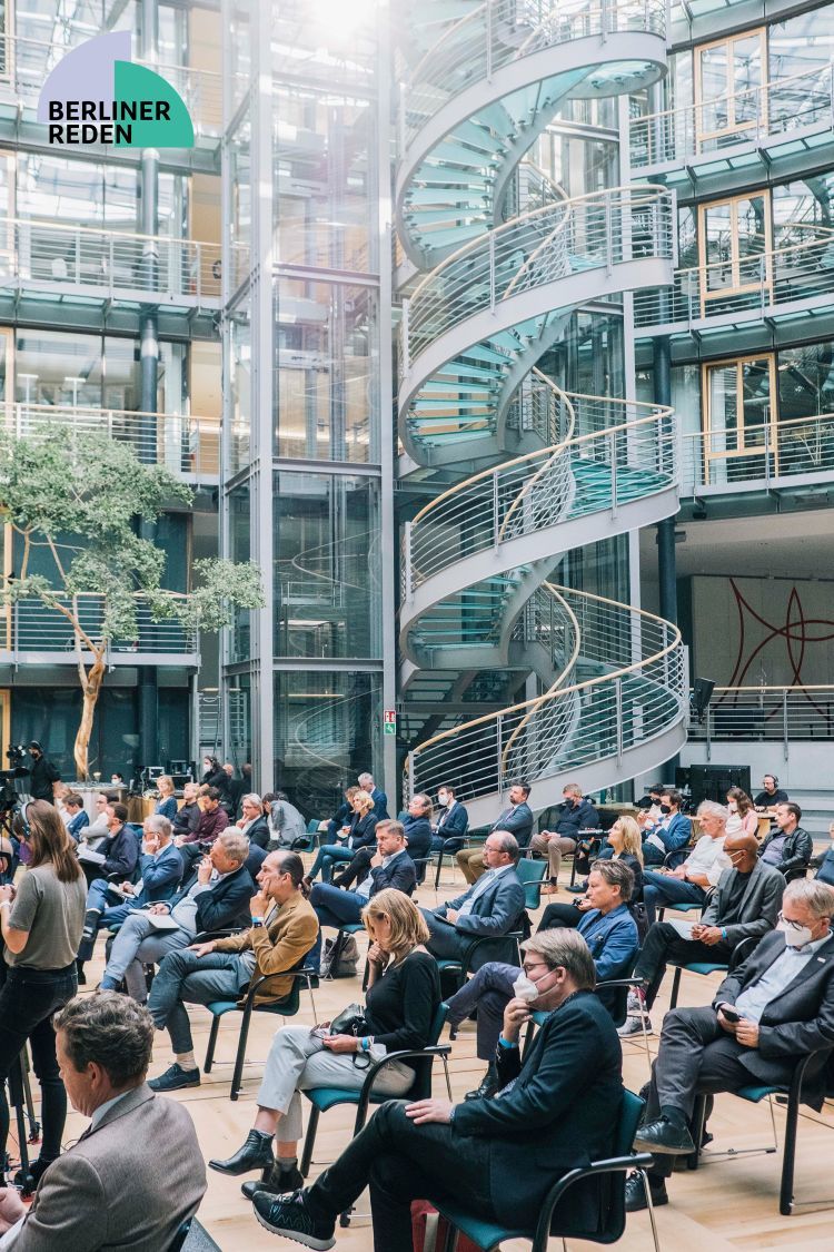 ZuschauerInnen der Berliner Rede mit Armin Laschet im Allianz Kulturforum am Pariser Platz in Berlin Mitte.