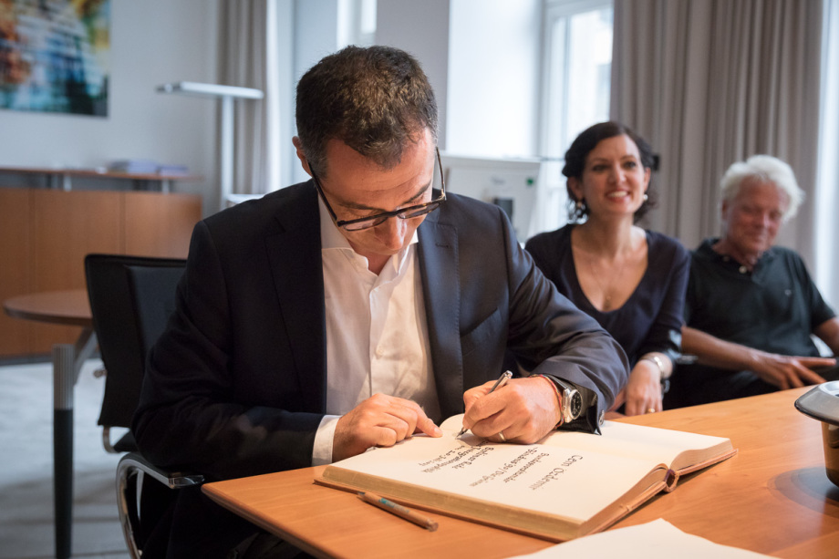 Cem Özdemir trägt sich vor der Veranstaltung ins Goldene Buch des DIW Berlin ein.
; Berliner Reden zur Integrationspolitik mit Cem Özdemir am 20. Juli 2017 im DIW Berlin