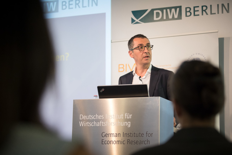 Cem Özdemir während seiner 30-minütigen Rede.; Berliner Reden zur Integrationspolitik mit Cem Özdemir am 20. Juli 2017 im DIW Berlin