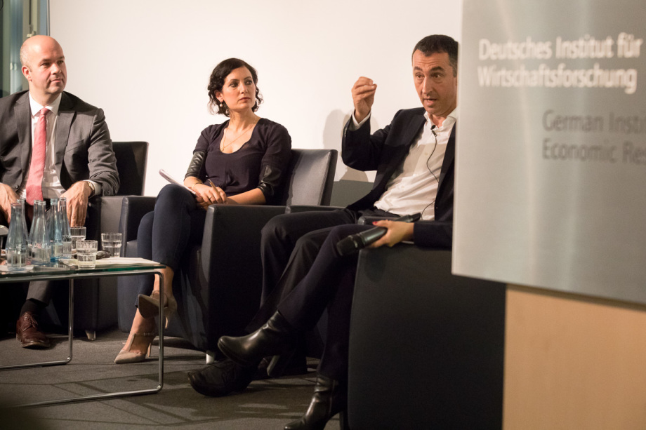 Bei der Diskussionsrunde wurden auch die Fragen des Publikums beantwortet (v. l.: Marcel Fratzscher, Naika Foroutan, Cem Özdemir).; Berliner Reden zur Integrationspolitik mit Cem Özdemir am 20. Juli 2017 im DIW Berlin