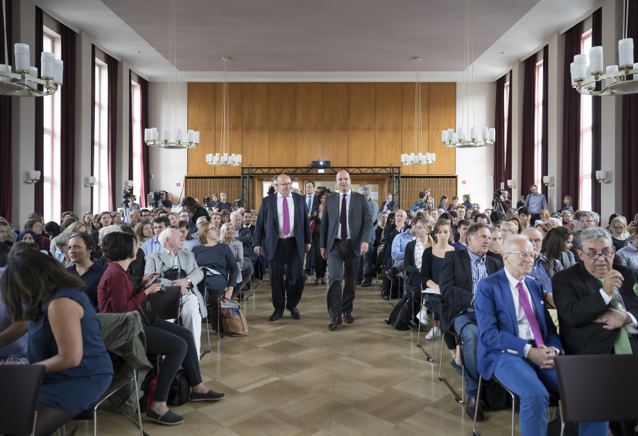 Peter Altmaier (l.) und DIW-Präsident Marcel Fratzscher auf dem Weg zur Bühne.
; Berliner Reden zur Integrationspolitik mit Peter Altmaier am 22. August 2017 im Auditorium Friedrichstraße