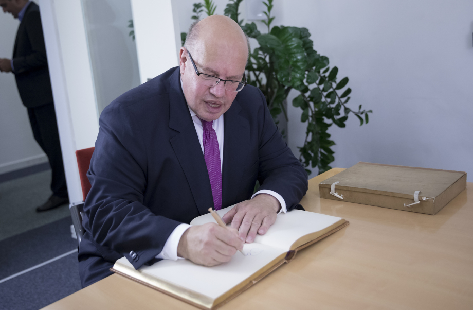 Peter Altmaier (CDU) trug sich im Anschluss in das Goldene Buch des DIW Berlin ein. 
; Berliner Reden zur Integrationspolitik mit Peter Altmaier am 22. August 2017 im Auditorium Friedrichstraße. 