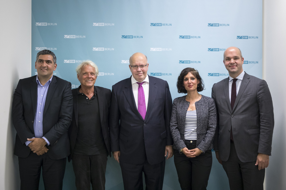 Gruppenbild nach der Veranstaltung (v. l.): Moderator Farhad Dilmaghani, BIM-Direktor Wolfgang Kaschuba, Peter Altmaier, Naika Foroutan (stellv. Direktorin des BIM) und DIW-Präsident Marcel Fratzscher.; Berliner Reden zur Integrationspolitik mit Peter Altmaier am 22. August 2017 im Auditorium Friedrichstraße. 