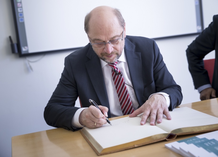 Martin Schulz trug sich vor der Veranstaltung in das Goldene Buch des DIW Berlin ein.; Berliner Reden zur Integrationspolitik mit Martin Schulz am 15. August 2017 im Auditorium Friedrichstraße