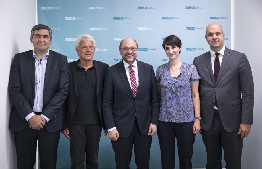 Gruppenbild mit allen Beteiligten (v. l.): Moderator Farhad Dilmaghani sowie die TeilnehmerInnen der Podiumsdiskussion Wolfgang Kaschuba (Direktor des BIM), Martin Schulz, Yasemin Shooman (Leiterin Akademieprogramme des Jüdischen Museums Berlin) und DIW-Präsident Marcel Fratzscher.; Berliner Reden zur Integrationspolitik mit Martin Schulz am 15. August 2017 im Auditorium Friedrichstraße