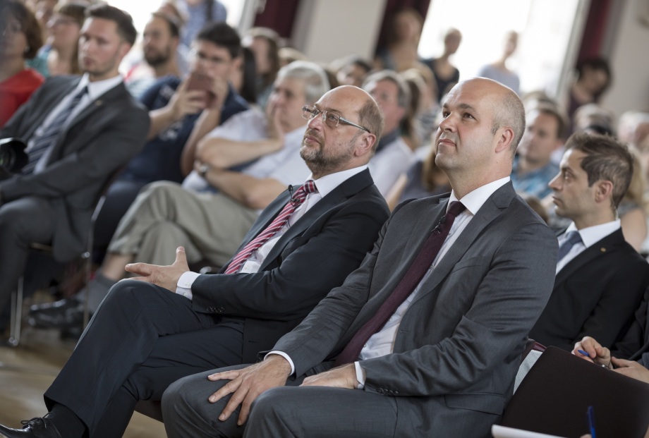SPD-Kanzlerkandidat Martin Schulz und DIW-Präsident Marcel Fratzscher während der Rede von Wolfgang Kaschuba.; Berliner Reden zur Integrationspolitik mit Martin Schulz am 15. August 2017 im Auditorium Friedrichstraße
