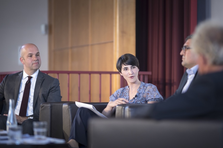 Die anschließende Podiumsdiskussion mit (v. l.): Marcel Fratzscher, Yasemin Shooman, Moderator Farhad Dilmaghani, Martin Schulz (verdeckt) und Wolfgang Kaschuba. 
; Berliner Reden zur Integrationspolitik mit Martin Schulz am 15. August 2017 im Auditorium Friedrichstraße