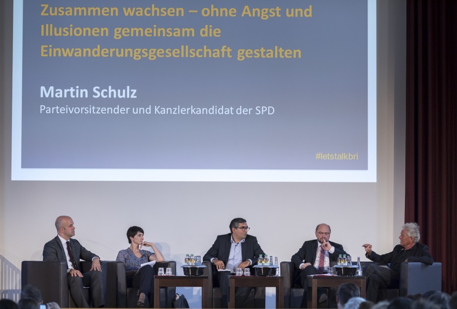 Podiumsdiskussion im Anschluss an die Rede von Martin Schulz (v. l.): Marcel Fratzscher, Yasemin Shooman, Moderator Farhad Dilmaghani, Martin Schulz und Wolfgang Kaschuba.; Berliner Reden zur Integrationspolitik mit Martin Schulz am 15. August 2017 im Auditorium Friedrichstraße