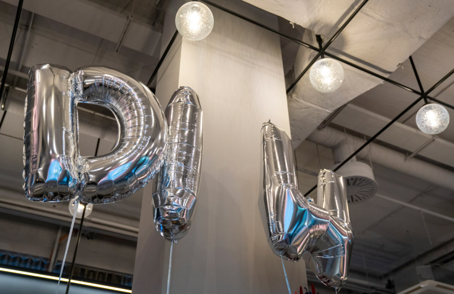Auf dem Bild sind die drei Buchstaben D, I, W, in Form von silbernen Luftballons zu sehen. Die Ballons wurden im Rahmen des Institutsfest 2022 in einem Veranstaltungsraum aufgehangen. 