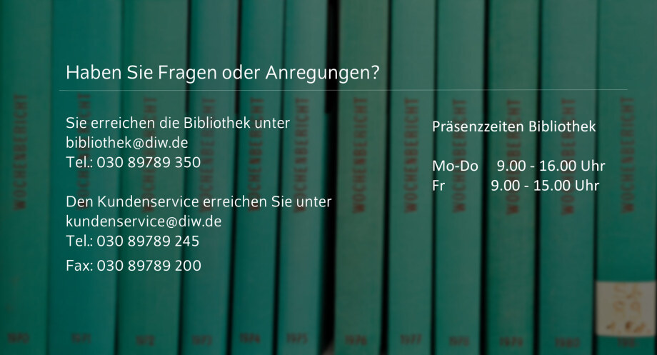 Das Bild zeigt eine unscharfe Hintergrundaufnahme von mehreren aufrecht stehenden, türkisfarbenen Buchrücken, die dicht aneinander gereiht sind. Die Buchrücken tragen alle denselben Titel „Wochenschrift“ in senkrechter roter Schrift. Im Vordergrund liegt ein halbtransparenter dunkler Verlauf über dem Bild, auf dem weißer Text eingeblendet ist.<br />
Links oben steht die Überschrift:<br />
„Haben Sie Fragen oder Anregungen?“<br />
Darunter folgen Kontaktinformationen der Bibliothek:<br />
Sie erreichen die Bibliothek unter<br />
bibliothek@diw.de<br />
Tel.: 030 89789 350<br />
Den Kundenservice erreichen Sie unter<br />
kundenservice@diw.de<br />
Tel.: 030 89789 245<br />
Fax: 030 89789 200<br />
Rechts neben diesen Angaben stehen Informationen zu den Präsenzzeiten der Bibliothek:<br />
Mo–Do: 9.00 – 16.00 Uhr<br />
Fr: 9.00 – 15.00 Uhr<br />
Die Schrift ist klar und kontrastreich, sodass sie sich gut vom dunkleren Vordergrund und dem türkisfarbenen unscharfen Bücherhintergrund abhebt.