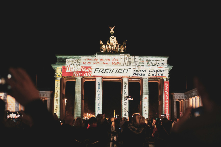 Das Brandenburger Tor, hier angestrahlt beim Berliner Festival of Lights 2019, mit Aufschriften und Forderungen der friedlichen Revolution 1989.; 