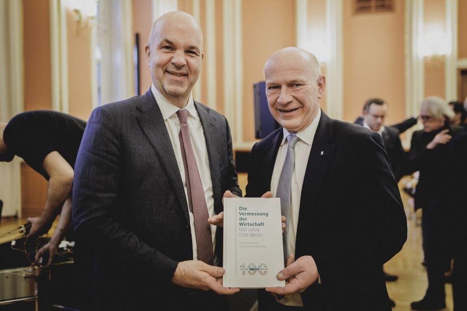 DIW-Präsident Marcel Fratzscher und Kai Wegner, Regierender Bürgermeister von Berlin bei der Buchvorstellung.