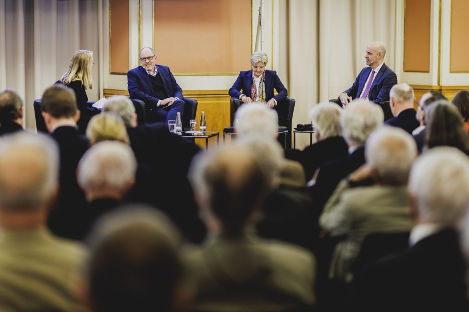 Bei der Podiumsdiskussion diskutierten der Wirtschaftshistoriker Nikolaus Wolf von der Humboldt-Universität zu Berlin (2 v.l.), die Präsidentin der Leibniz-Gemeinschaft Martina Brockmeier (2. V.r.) und DIW-Präsident Marcel Fratzscher (rechts). Moderiert hat DIW-Pressesprecherin Petra Jasper (links). 