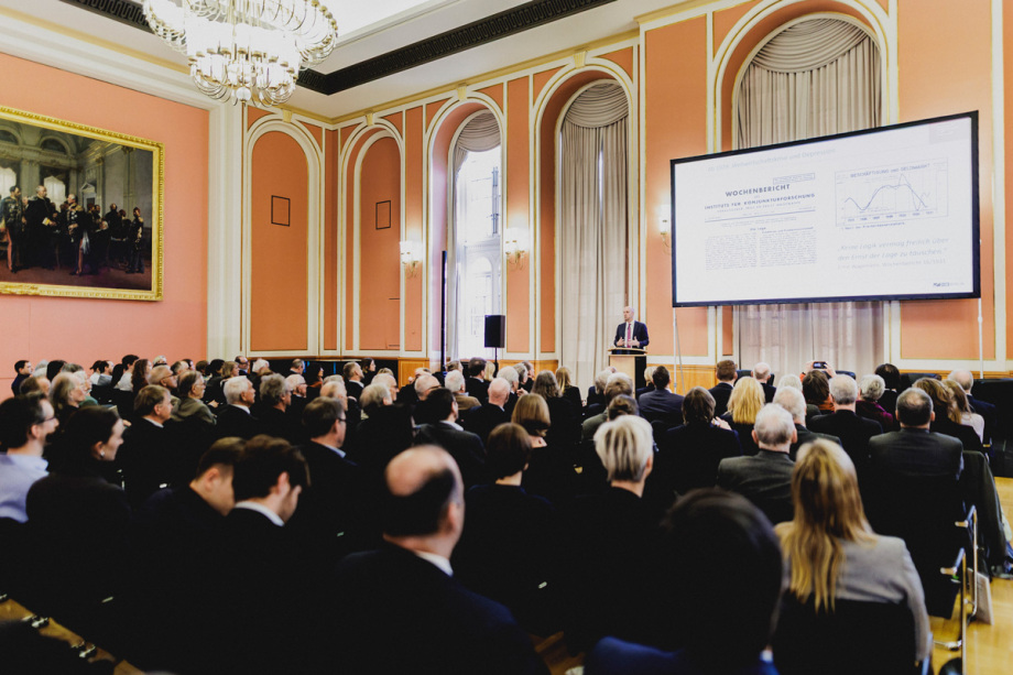 DIW-Präsident Marcel Fratzcher spricht zum eingeladenen Publikum im Roten Rathaus bei der Vorstellung der Chronik.