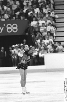 Mit großer Ausstrahlungskraft und Ausdrucksweise interpretiert die Welt- und Europameisterin Katarina Witt die "Carmen" in ihrer Kür bei der olympischen Entscheidung im Eiskunstlaufen. Die 22jährige Karl-Marx-Städterin gewann die Goldmedaille vor Elizabeth Manley aus Kanada und Debi Thomas (USA).