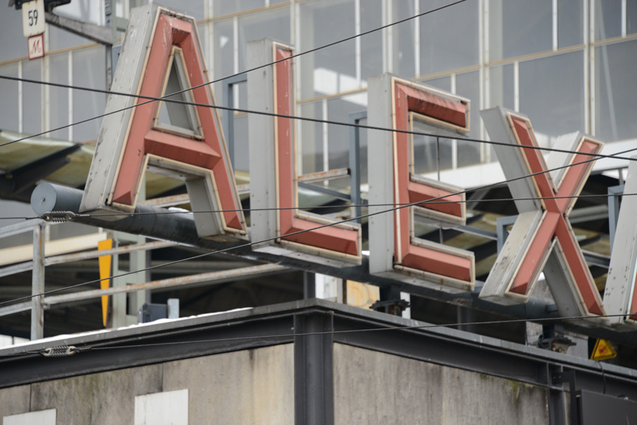 Ein Bild vom Schriftzug "Alexanderplatz" des Bahnhofs am Alexanderplatz. 