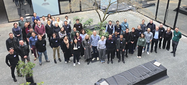 Gruppenfoto beim Digital Economy Workshop 2025 im Innenhof des Instituts ; Gruppenbild des Workshops Digital Economy 2025 im Innenhof des DIW Berlin 