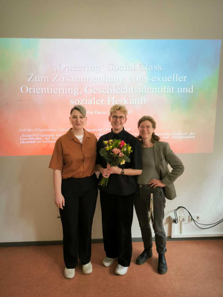 The reviewers Prof. Dr. Mirjam Fischer (left) and Prof. Dr. Dr. Anette Fasang (right, both HU) at the disputation of David Kasprowski (in the center). Photo Rights: DIW; Die Gutachter*innen Prof. Dr. Mirjam Fischer (links) und Prof. Dr. Dr. Anette Fasang (rechts, beide HU) bei der Disputation von David Kasprowski (mitte). 