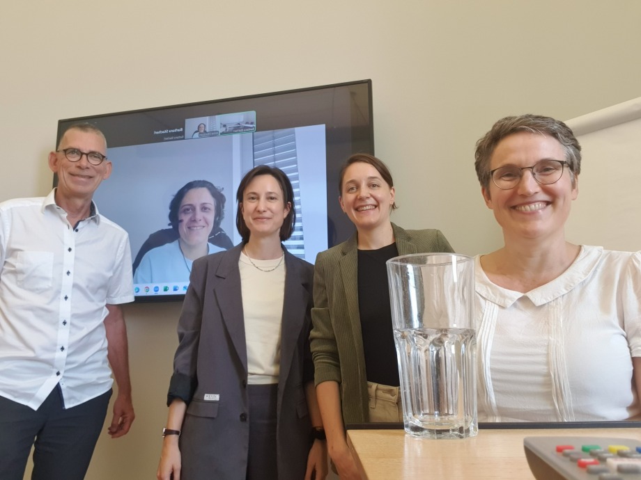 The commission (from left to right): Prof. Oliver Razum (Bielefeld University), Prof. Anna Oksuzyan (Bielefeld University), Assoc. Prof. Anna-Theresa Renner (second supervisor, Vienna University of Technology) and (right) Prof. Odile Sauzet (first supervisor, Bielefeld University) at the thesis defense of Barbara Stacherl (second from right); Die Kommission (v. l. n. r.) Prof. Oliver Razum (Universität Bielefeld), Prof. Anna Oksuzyan (Universität Bielefeld), Ass-Prof. Anna-Theresa Renner (Zweitbetreuung, Technische Universität Wien) und (rechts) Prof. Odile Sauzet (Erstbetreuung, Universität Bielefed) bei der Disputation von Barbara Stacherl (2. v. r.)